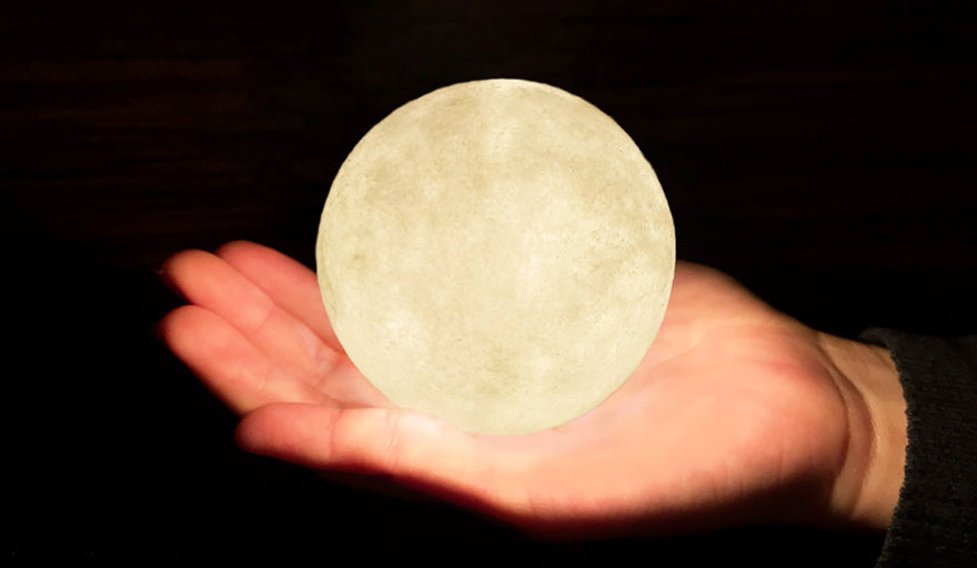Esta lámpara lunar lleva la luz de la Luna a tu habitación