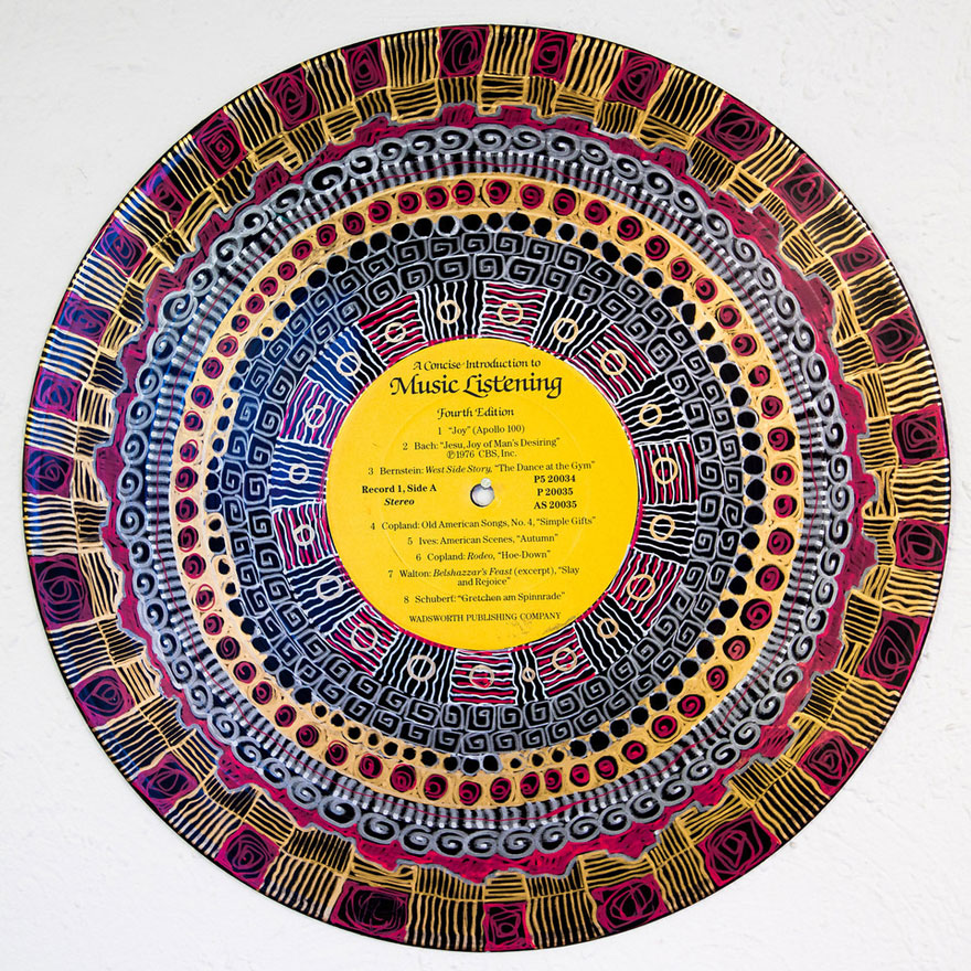 Esta terapeuta artística pinta mandalas en discos de vinilo
