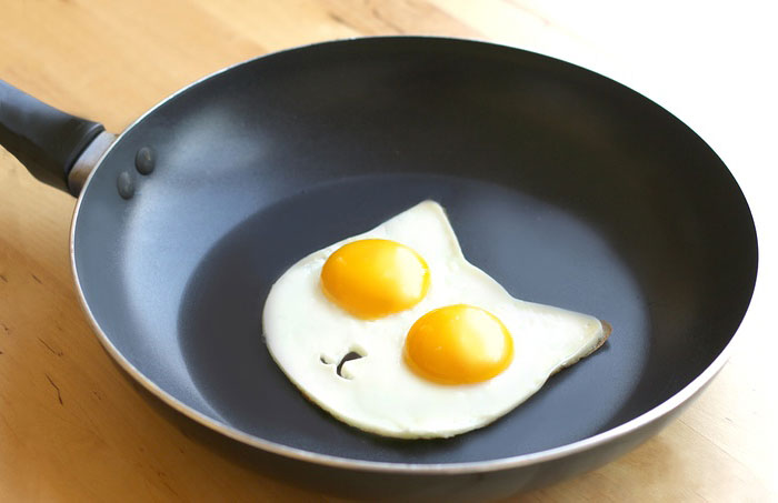Este molde en forma de gato te permite freír huevos que parecen un minino