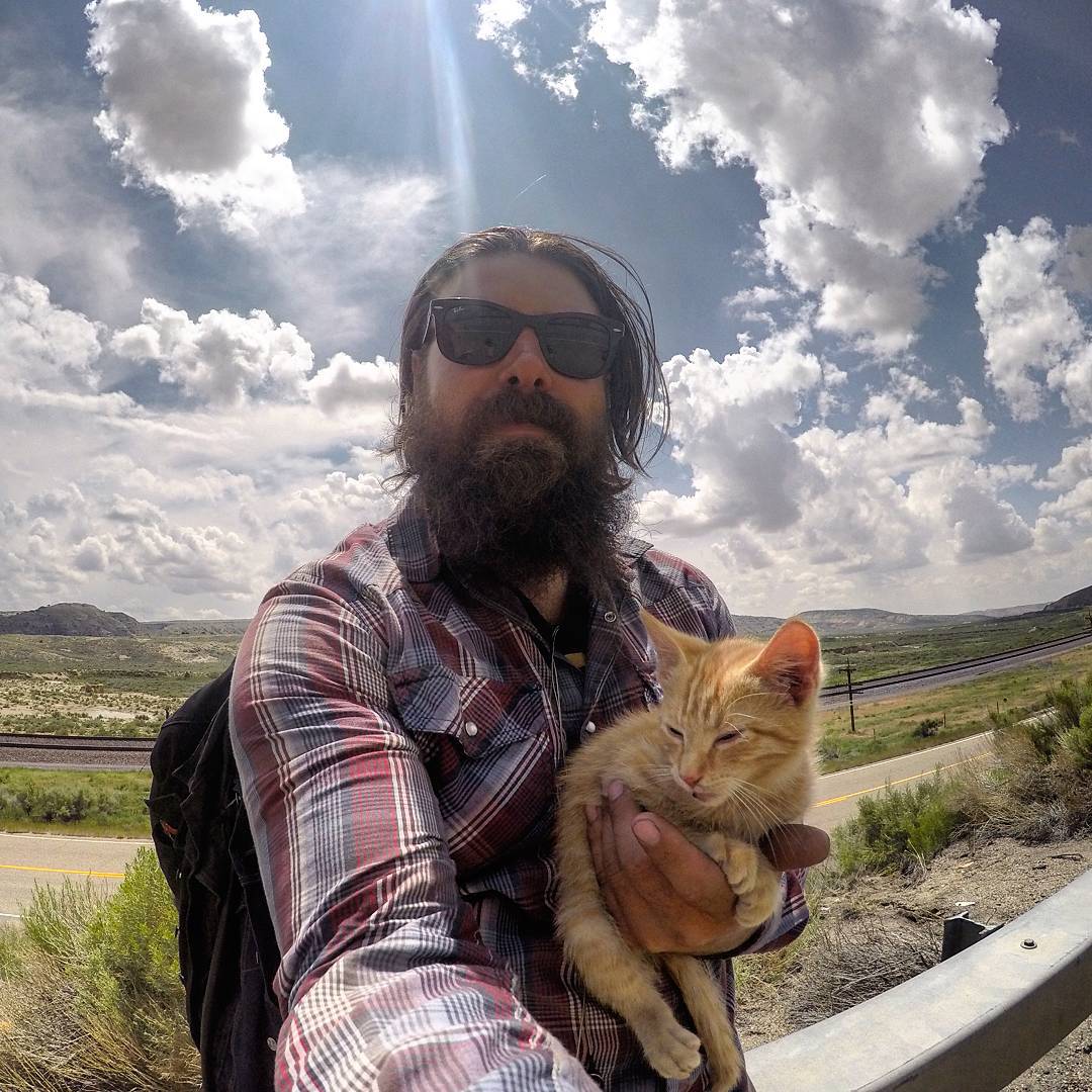 Un motorista salva a un gatito herido y continúa con él su viaje cruzando el país