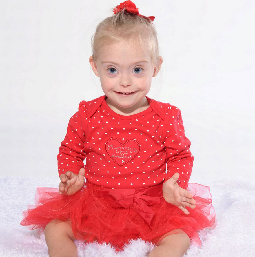 Esta niña de 2 años con síndrome de Down consigue un contrato de modelo gracias a su encantadora sonrisa