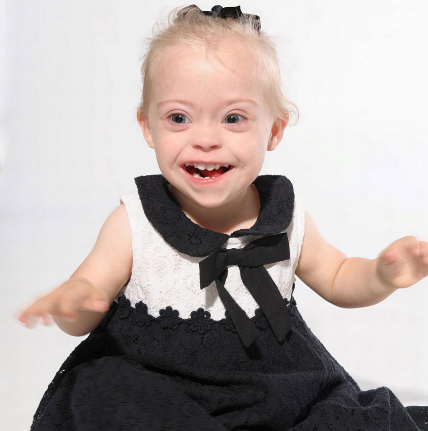 Esta niña de 2 años con síndrome de Down consigue un contrato de modelo gracias a su encantadora sonrisa