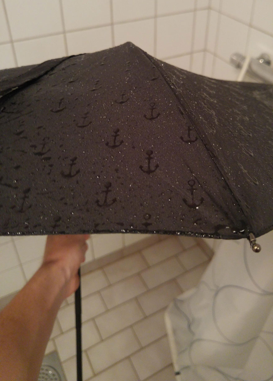 Estos paraguas japoneses muestran su estampado oculto al mojarse
