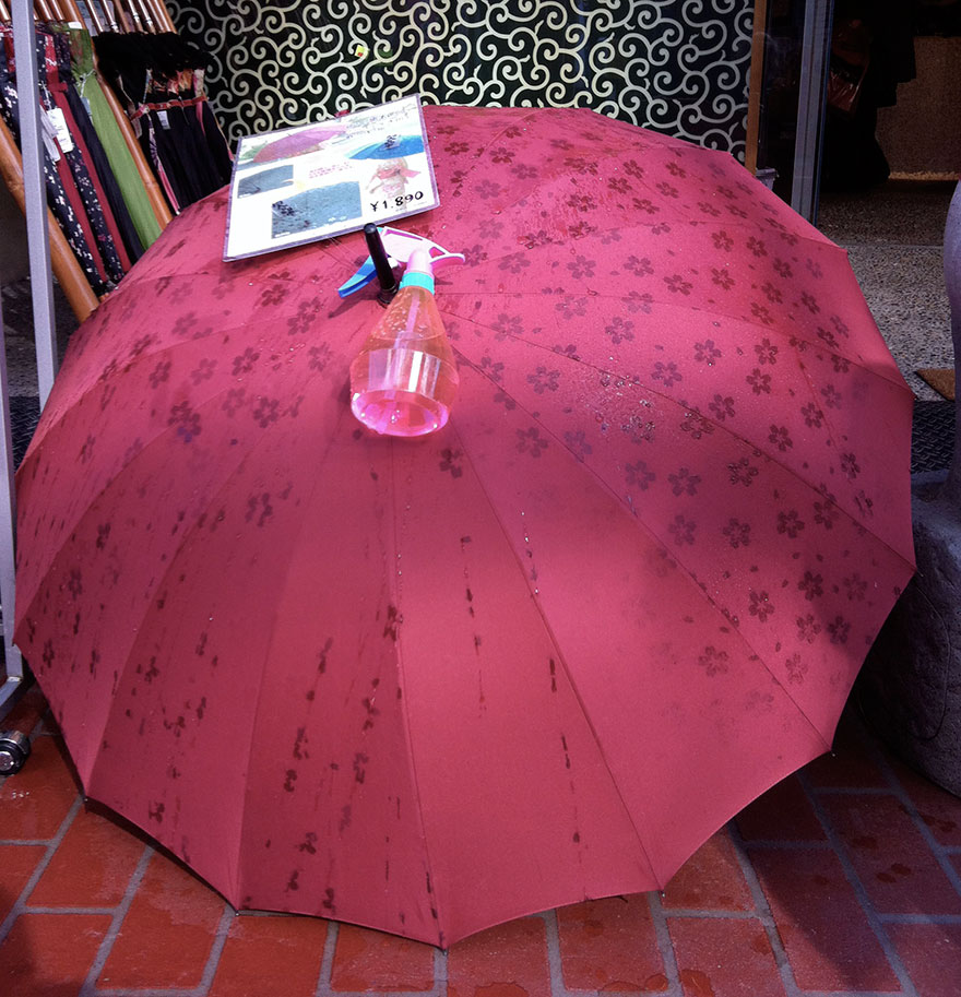 Estos paraguas japoneses muestran su estampado oculto al mojarse