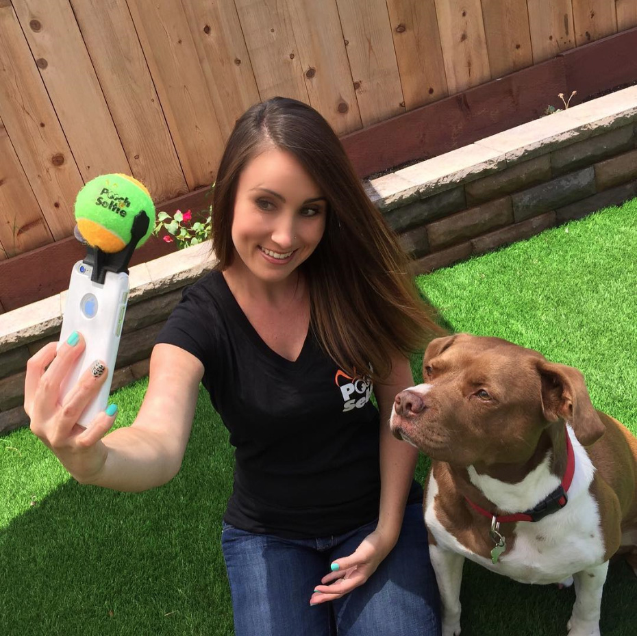Este genial accesorio para el móvil hará que tu perro pose para hacer selfies perfectos