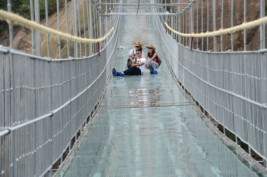 Abre al público en China el puente de suelo de cristal más largo y terrorífico del mundo