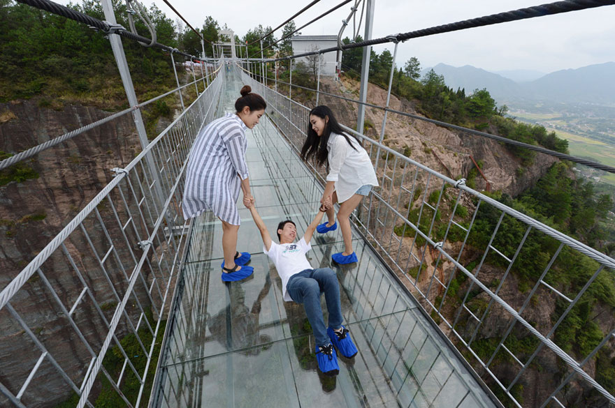 Abre al público en China el puente de suelo de cristal más largo y terrorífico del mundo