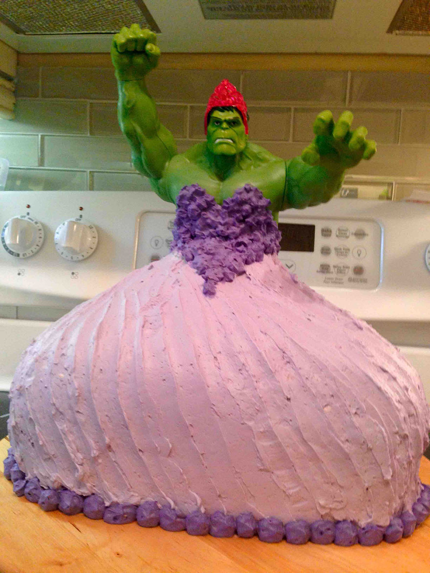 Unas gemelas de 4 años pidieron una tarta de Hulk princesa para su cumpleaños y sus padres se la hicieron