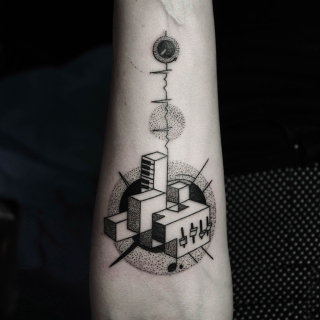 Tatuajes geométricos minimalistas, por el tatuador turco Okan Uçkun