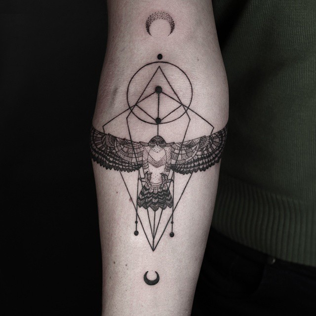Tatuajes geométricos minimalistas, por el tatuador turco Okan Uçkun