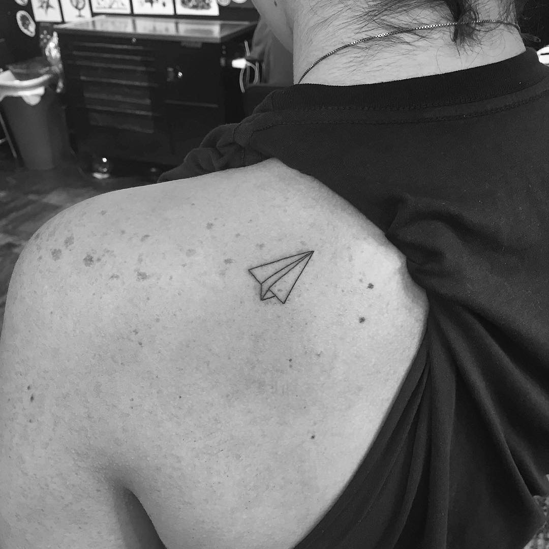 Los tatuajes minimalistas del famoso tatuador de celebridades JonBoy