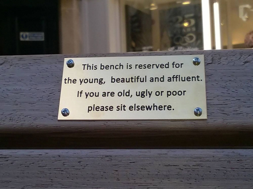 El ayuntamiento busca a los bromistas que pusieron placas graciosas a los bancos del parque