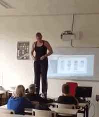 Esta profesora de biología tiene una manera única de enseñar anatomía en clase