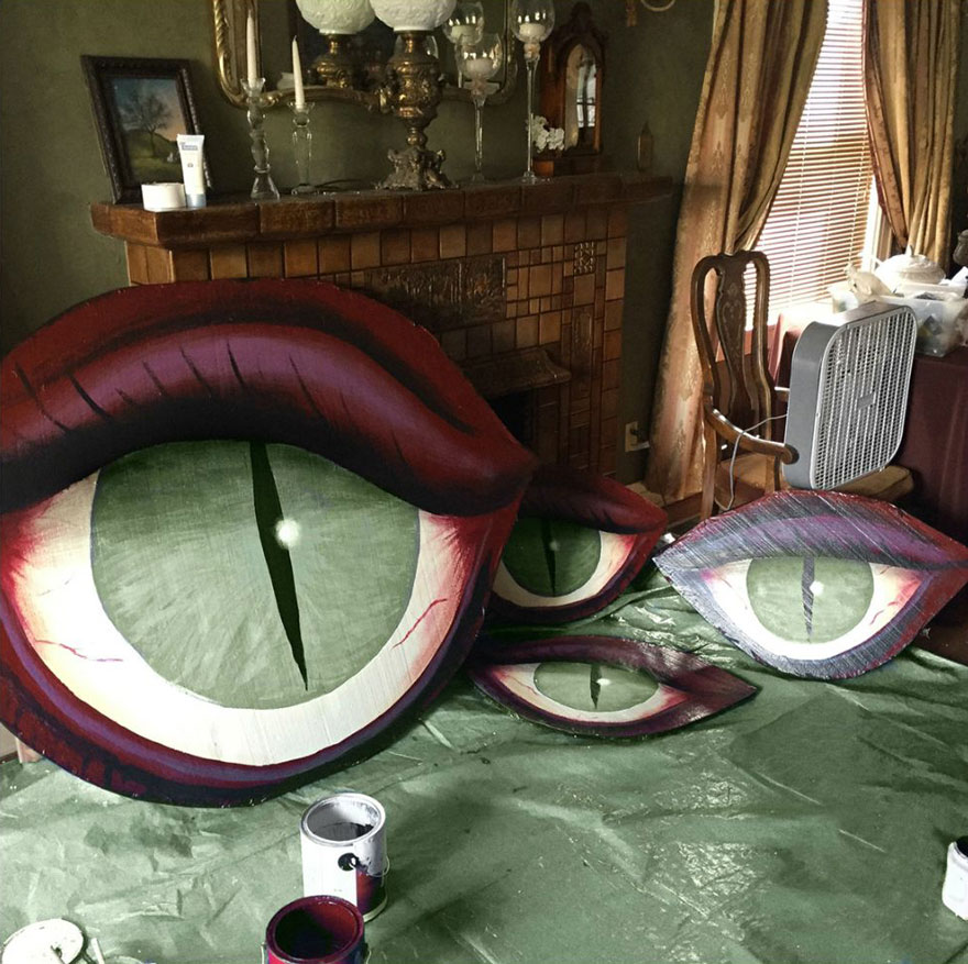Esta artista convierte el hogar de sus padres en una casa encantada salida de una película de Tim Burton