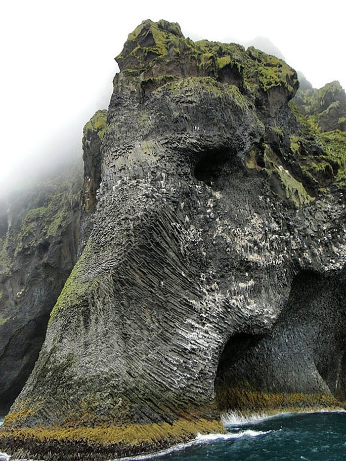 elefante-formado-de-rocas-heimaey-islandia (2)