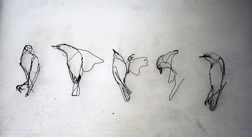 Esculturas de alambre en formas animales que parecen garabatos, por David Oliveira