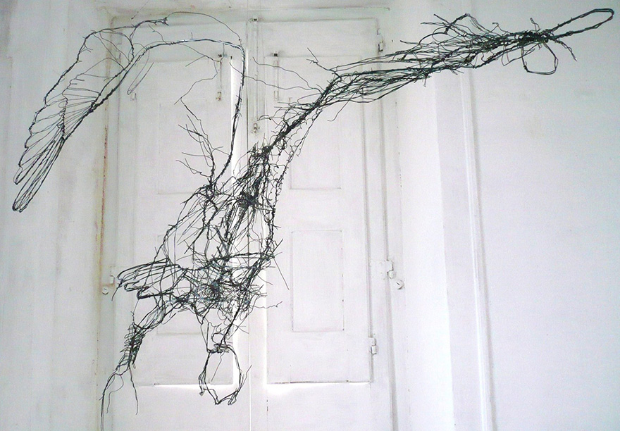 Esculturas de alambre en formas animales que parecen garabatos, por David Oliveira