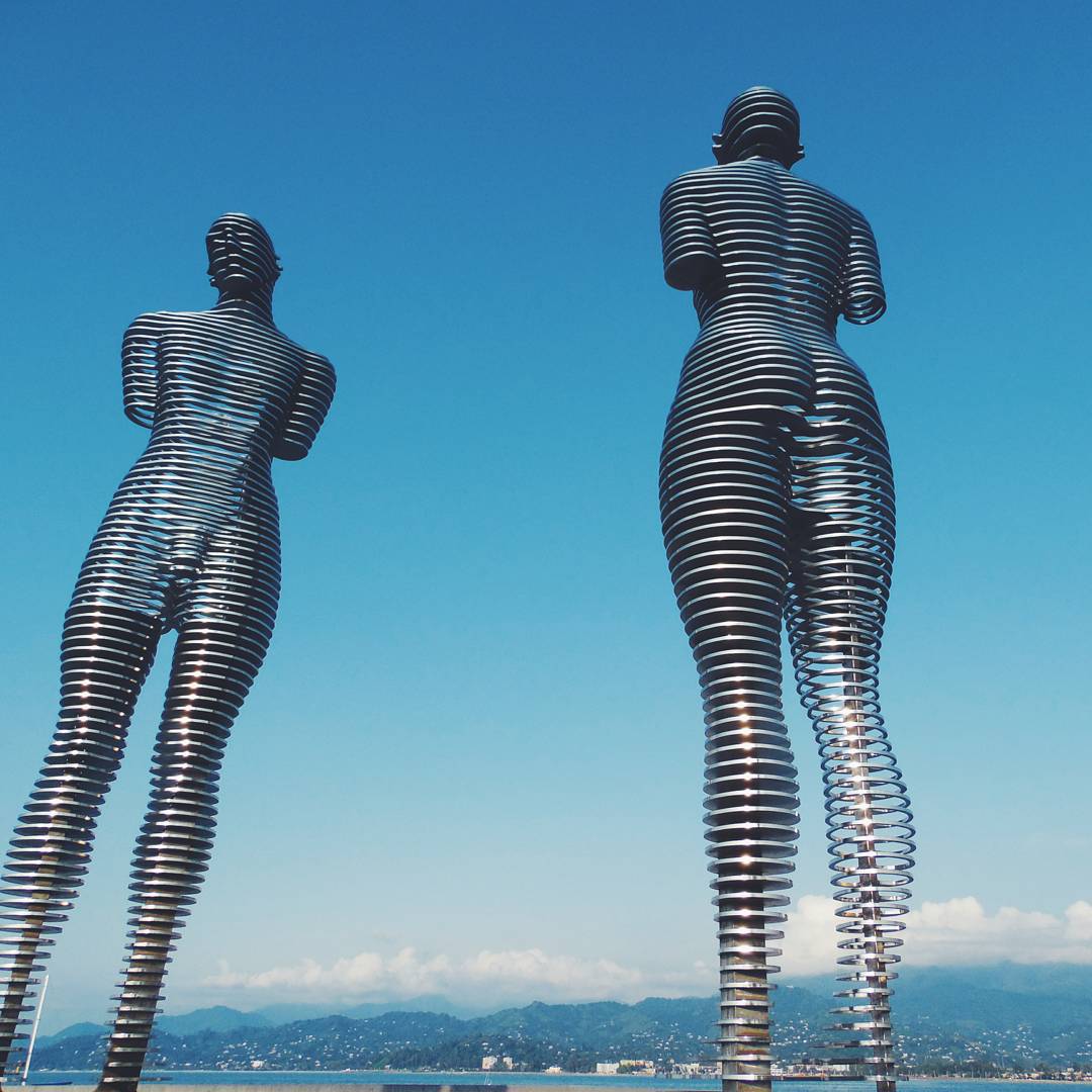 Estas estatuas móviles de un hombre y una mujer atravesándose simbolizan una trágica historia de amor