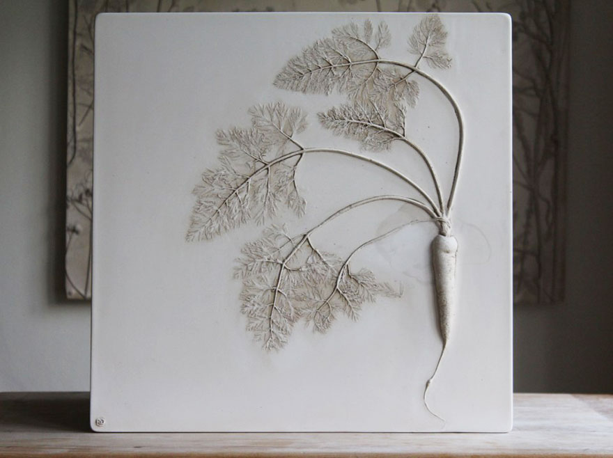 Esta artista crea flores fósiles haciendo moldes de plantas en escayola