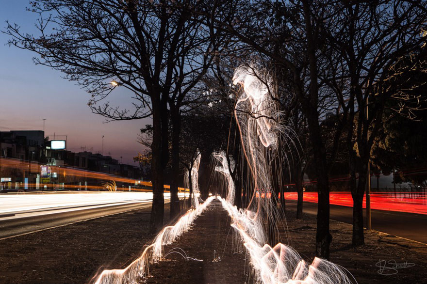La luz gotea de los árboles en las fotos de larga exposición de Vitor Schietti