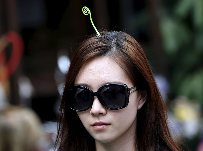Las horquillas para el pelo con plantas son la última moda en China