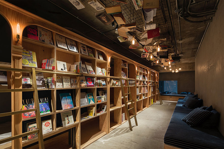 Este hotel - librería de Tokyo tiene 1700 libros y sitio para dormir junto a ellos