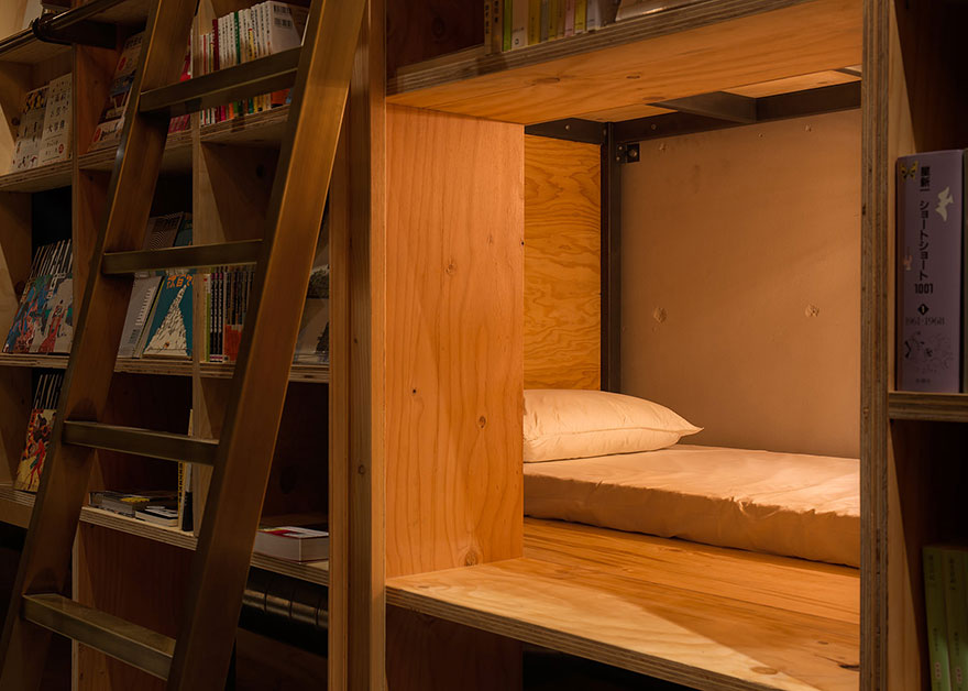 Este hotel - librería de Tokyo tiene 1700 libros y sitio para dormir junto a ellos