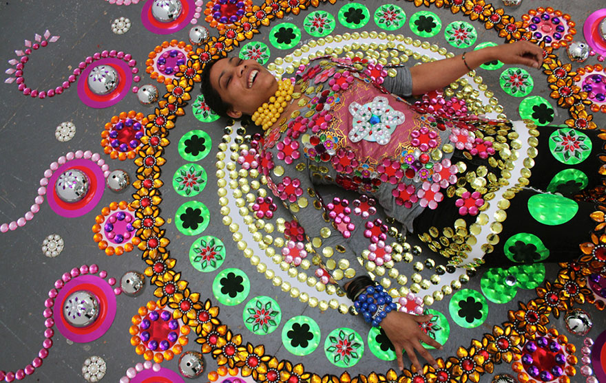 Esta artista coloca miles de gemas relucientes sobre suelos, paredes y personas para crear artísticos mandalas caleidoscópicos