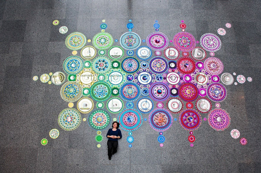 Esta artista coloca miles de gemas relucientes sobre suelos, paredes y personas para crear artísticos mandalas caleidoscópicos