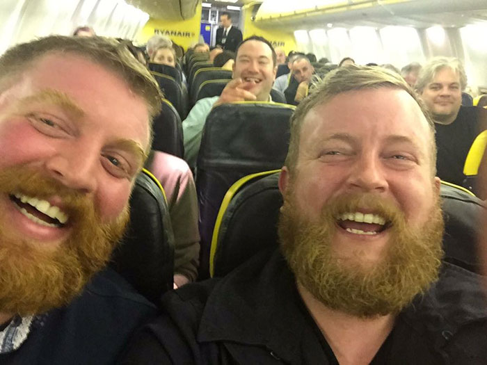 Este pasajero se sentó en el avión junto a un desconocido clavado a él