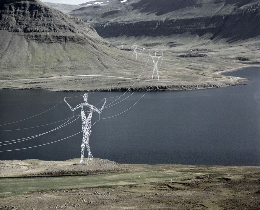 Estos arquitectos han convertido las aburridas torres eléctricas de Islandia en estatuas humanas gigantes