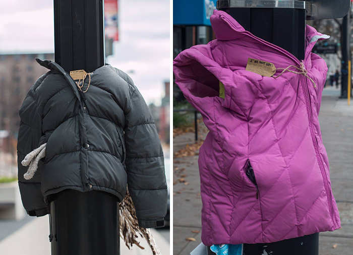 Estas niñas ataron abrigos a farolas y postes para ayudar a los indigentes a prepararse para el invierno en Canadá