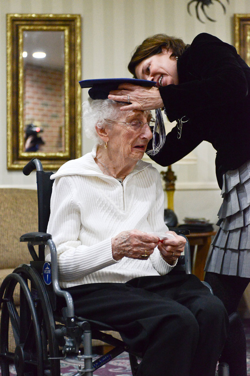 Esta anciana de 97 años llora de alegría tras conseguir al fin su diploma del instituto