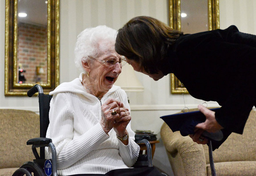 Esta anciana de 97 años llora de alegría tras conseguir al fin su diploma del instituto