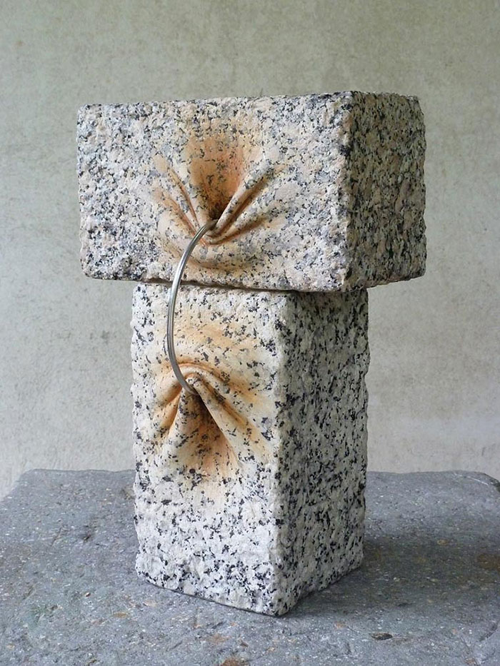 Este escultor español transforma rocas sólidas en esculturas blandas y orgánicas