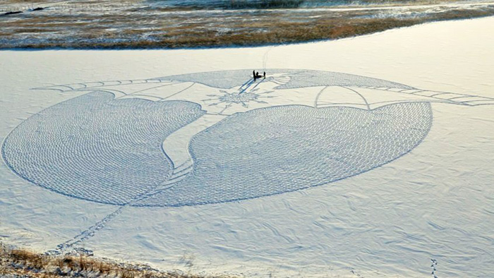 Este artista caminó todo el día en Siberia para crear un mural con un dragón gigante de nieve