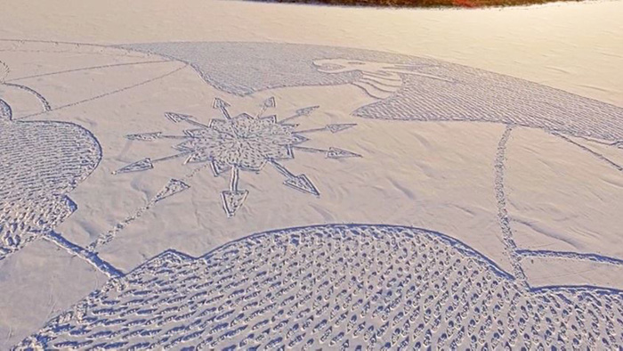 Este artista caminó todo el día en Siberia para crear un mural con un dragón gigante de nieve
