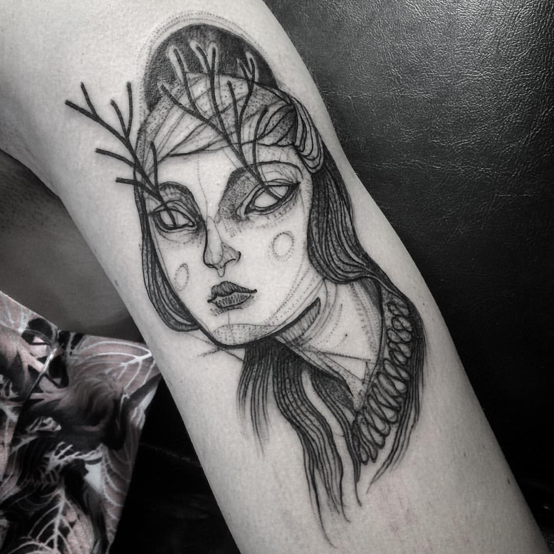 Tatuajes esbozados que parecen dibujos a lápiz, por Nomi Chi
