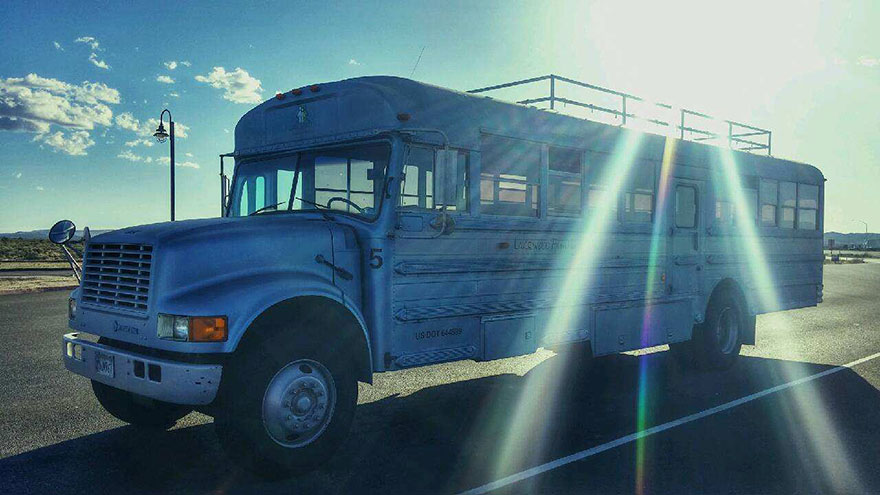 Padre e hijo transforman un viejo autobús escolar en una casita de ensueño para viajar