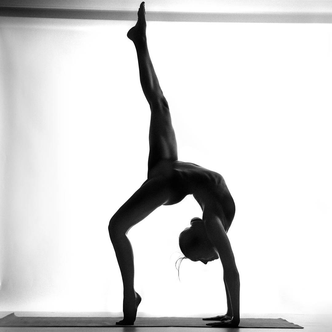 Esta yogini transforma su cuerpo en arte sin romper las normas sobre desnudez en Instagram