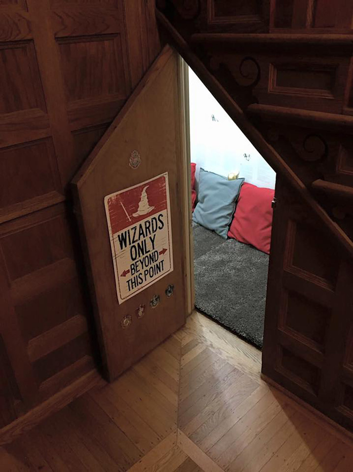 Esta madre transformó el armario bajo las escaleras en la habitación de Harry Potter
