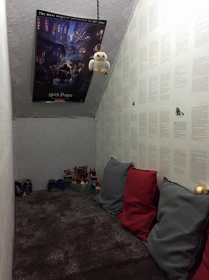 Esta madre transformó el armario bajo las escaleras en la habitación de Harry Potter