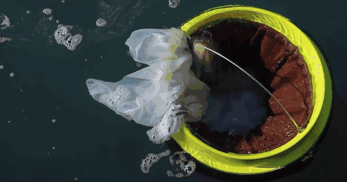Este cubo de basura flotante limpia los océanos