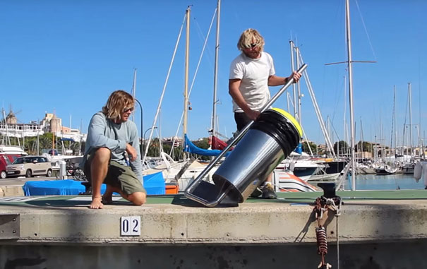 Este cubo de basura flotante limpia los océanos