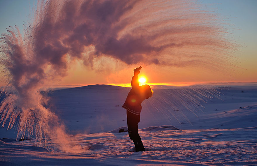 Fotos lanzando té caliente a -40º cerca del Círculo Ártico al atardecer