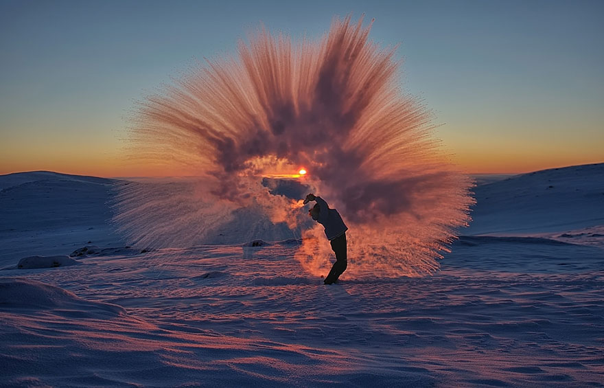 Fotos lanzando té caliente a -40º cerca del Círculo Ártico al atardecer