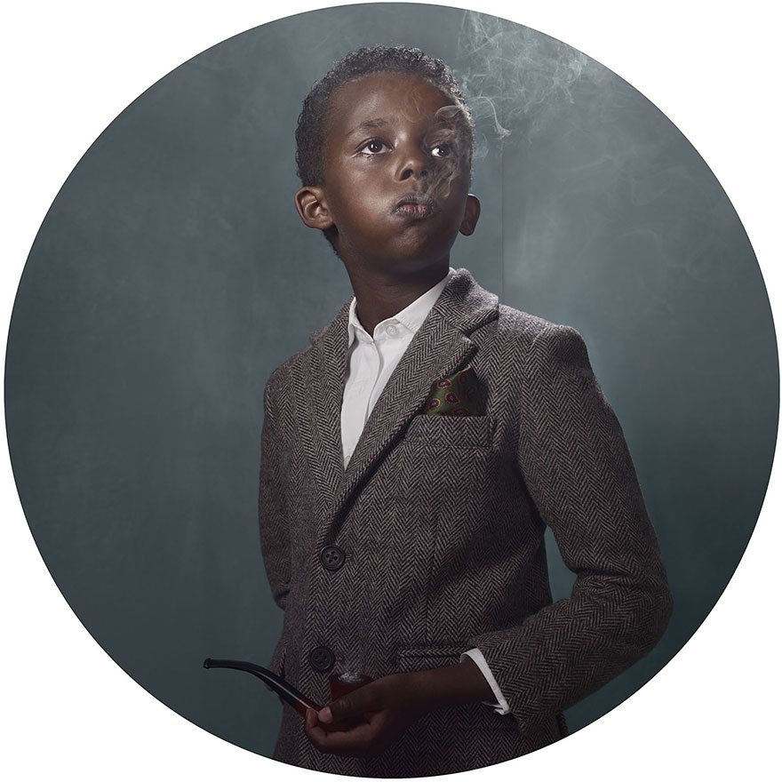 Niños fumando: Este proyecto fotográfico muestra cómo influyen los adultos en la juventud