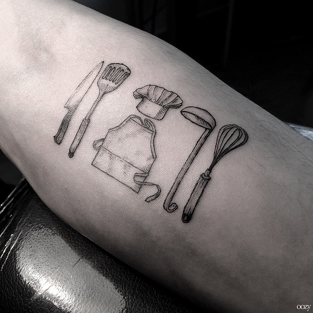 Este tatuador tatúa herramientas de trabajo en la piel de los profesionales que las usan