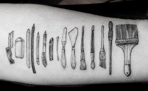Este tatuador tatúa herramientas de trabajo en la piel de los profesionales que las usan