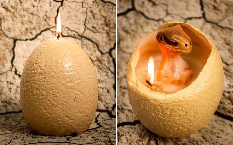 De esta vela en forma de huevo de dinosaurio "eclosiona" una cría de velocirraptor al derretirse